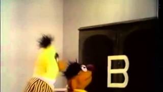 Sesame Street  Berts Cookie Cabinet Italian Eng Sub Sesamo Apriti  La Dispensa di Berto [upl. by Hnaht]